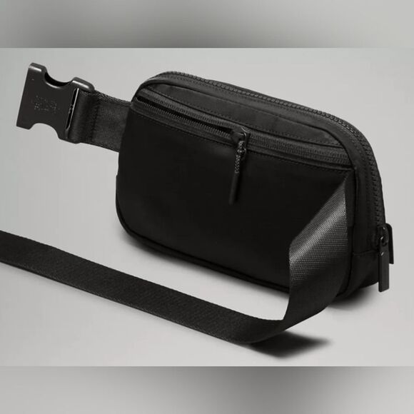 Lululemon Everywhere Beltbag 1L color- Black/Black New! - Picture 3 of 4